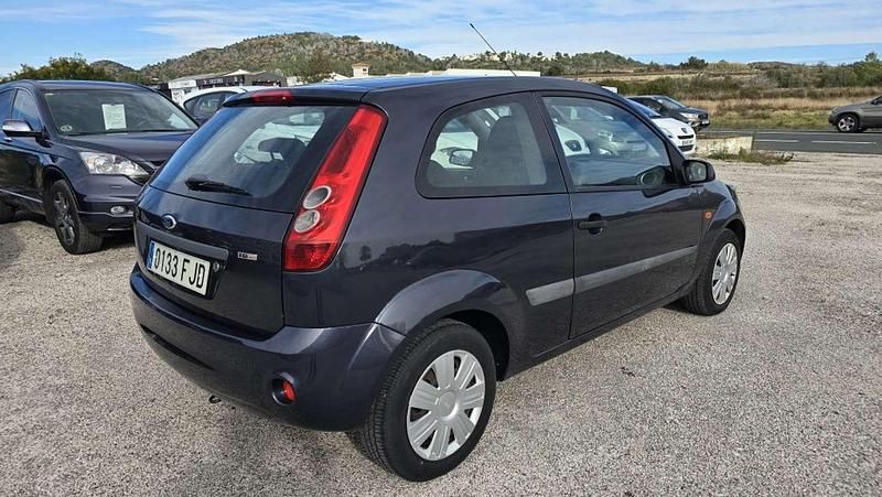 Usado Ford Fiesta Ambiente 68 CV (50 kW) 2006 Negro Utilitario