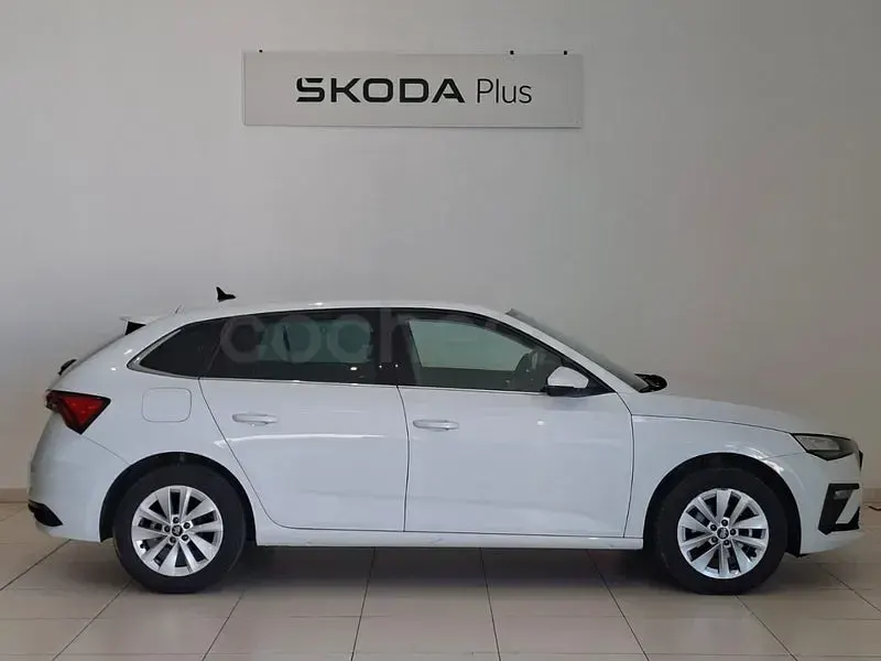 Usado Skoda Scala Selection 115 CV (84 kW) 2025 Blanco Utilitario