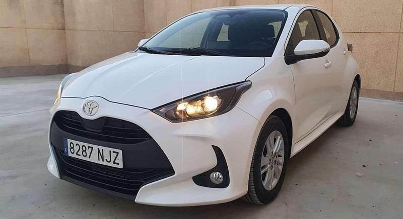 Usado Toyota Yaris Hybrid Active 116 CV (85 kW) 2024 Blanco Utilitario