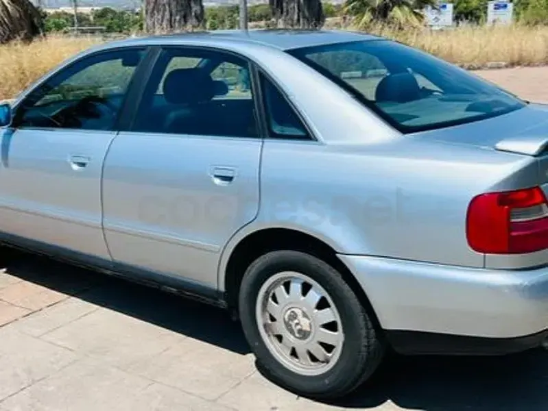 Usado Audi A4 150 CV (110 kW) 1999 Gris / plata Berlina