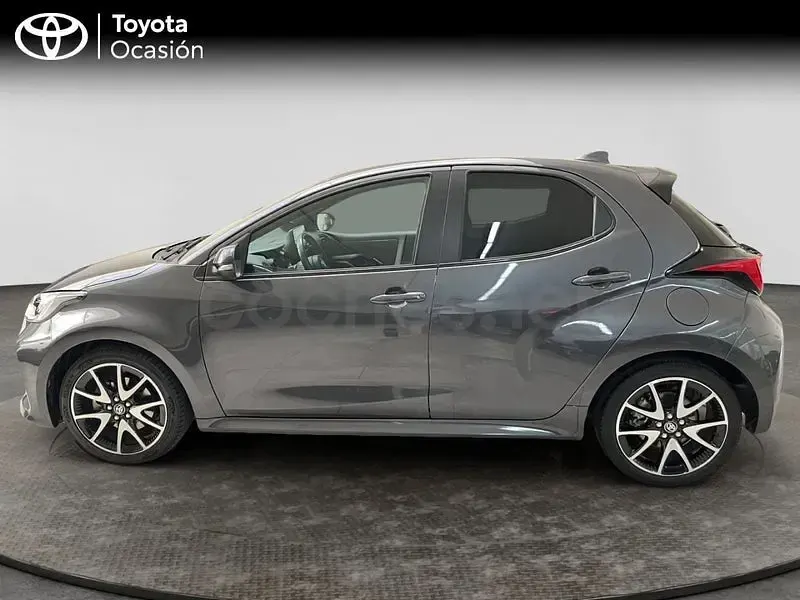 Usado Toyota Yaris Hybrid Style 116 CV (85 kW) 2022 Gris / plata Berlina