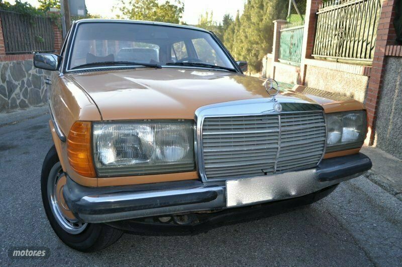 Usado Mercedes 300 82 CV (60 kW) 1979 Naranja Berlina
