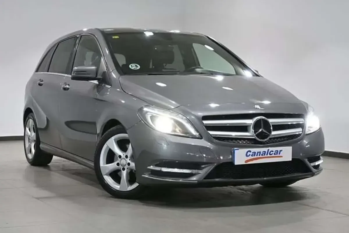 Usado Mercedes B180 109 CV (80 kW) 2014 Gris Utilitario