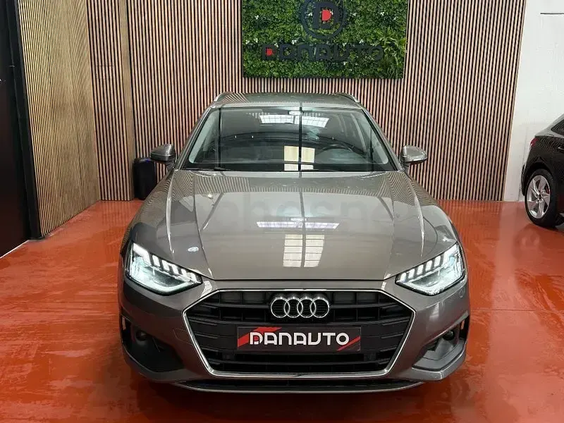 Usado Audi A4 Advanced Plus 136 CV (100 kW) 2021 Gris / plata Familiar