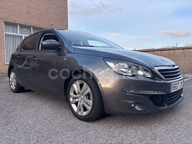 Usado Peugeot 308 Active 100 CV (73 kW) 2017 Gris / plata Berlina