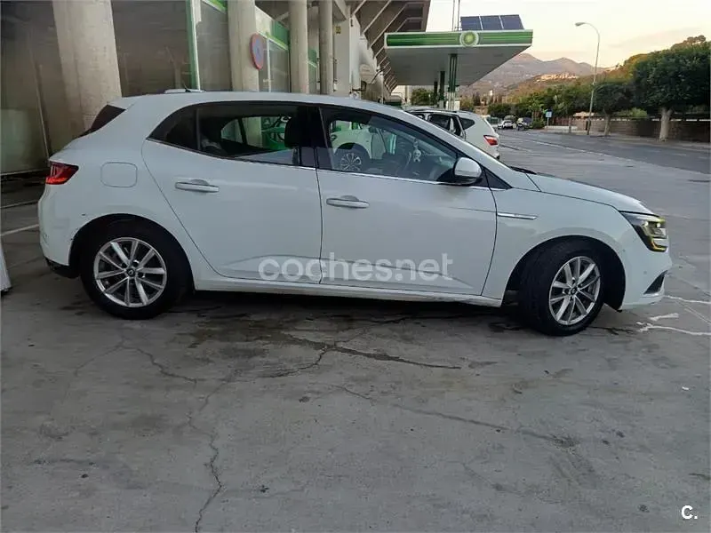 Usado Renault Mégane IV Zen 130 CV (95 kW) 2017 Blanco Berlina