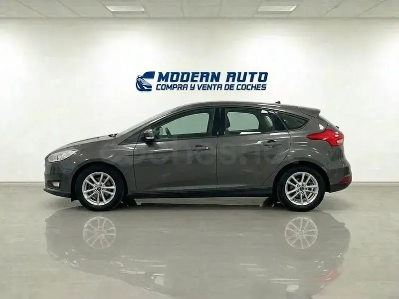 Usado Ford Focus Titanium 125 CV (91 kW) 2016 Gris / plata Berlina