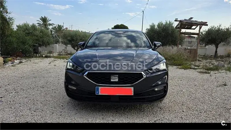 Usado Seat Leon Style 130 CV (95 kW) 2020 Negro Berlina
