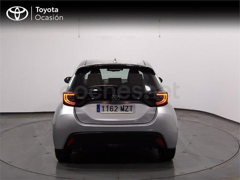 Usado Toyota Yaris Hybrid Active 116 CV (85 kW) 2025 Gris / plata Berlina