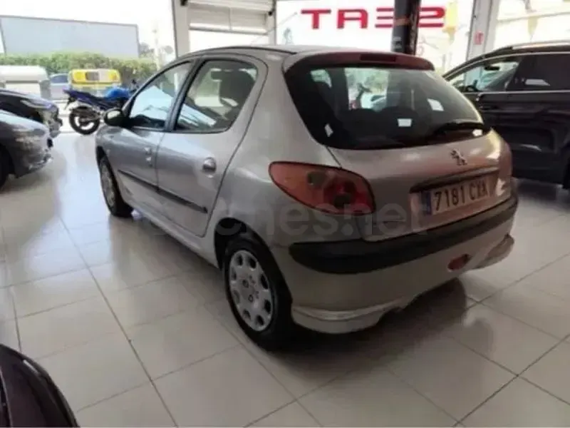 Usado Peugeot 206 70 CV (51 kW) 2004 Gris / plata Berlina
