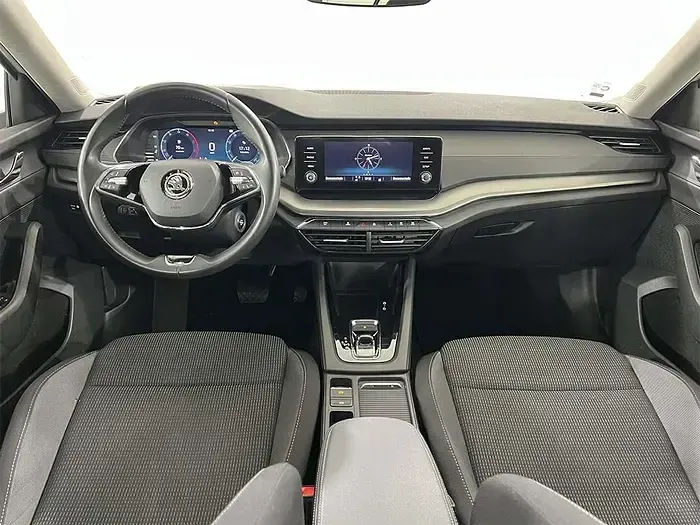 Usado Skoda Octavia Ambition 150 CV (110 kW) 2022 Gris plata Utilitario