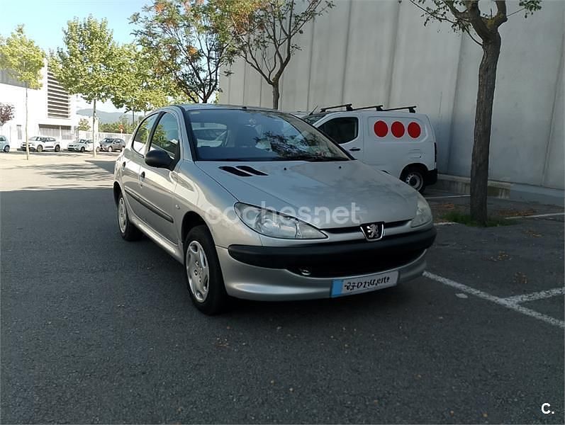 Usado Peugeot 206 70 CV (51 kW) 2003 Gris / plata Berlina
