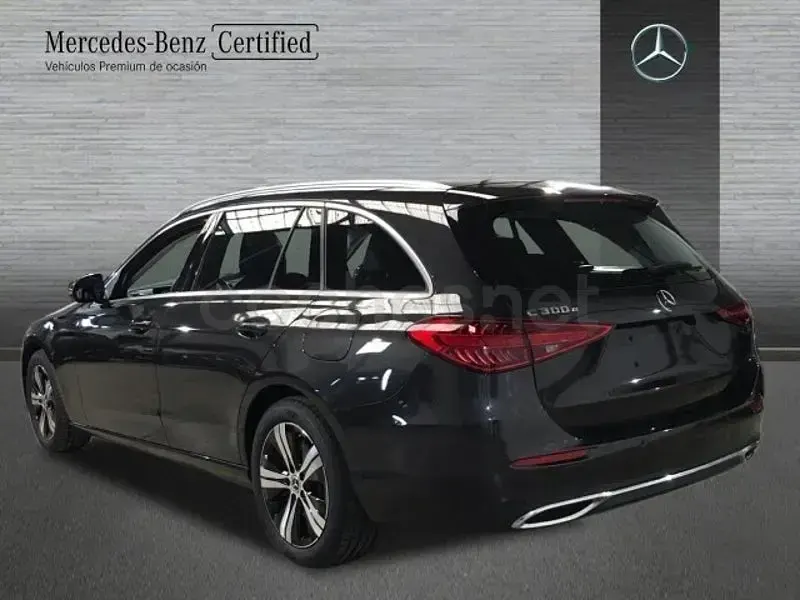Usado Mercedes C300e Avantgarde 313 CV (230 kW) 2025 Gris / plata Familiar
