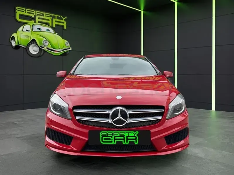 Usado Mercedes A180 AMG line 109 CV (80 kW) 2015 Rojo Utilitario