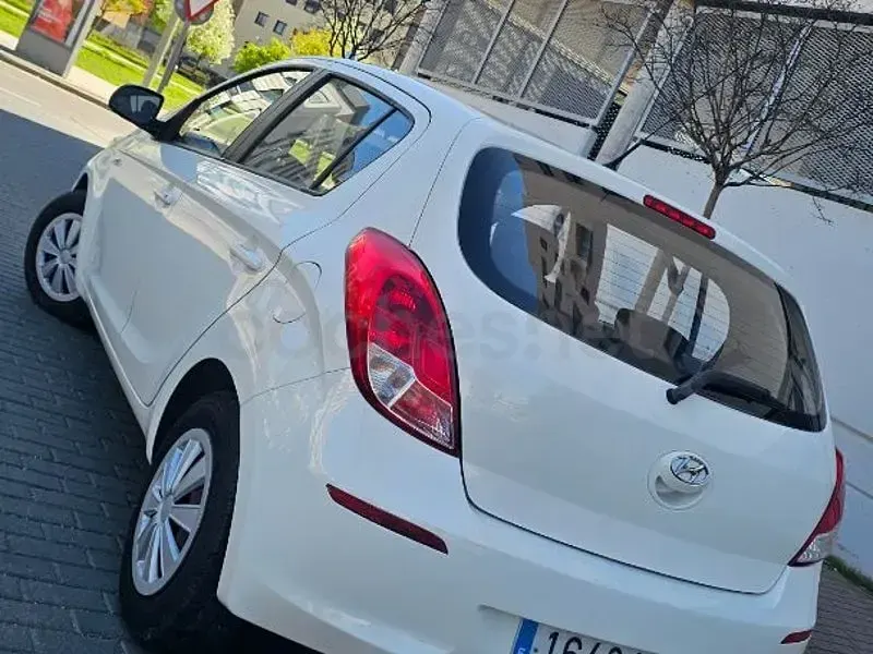 Usado Hyundai i20 85 CV (62 kW) 2013 Blanco Utilitario