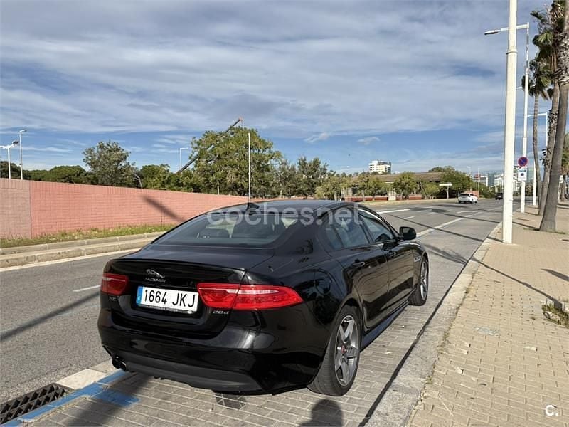 Usado Jaguar XE R-Sport 180 CV (132 kW) 2015 Negro Berlina