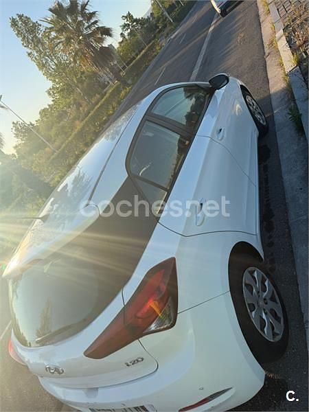 Käytetty Hyundai i20 90 HP (66 kW) 2017 Valkoinen Sedan