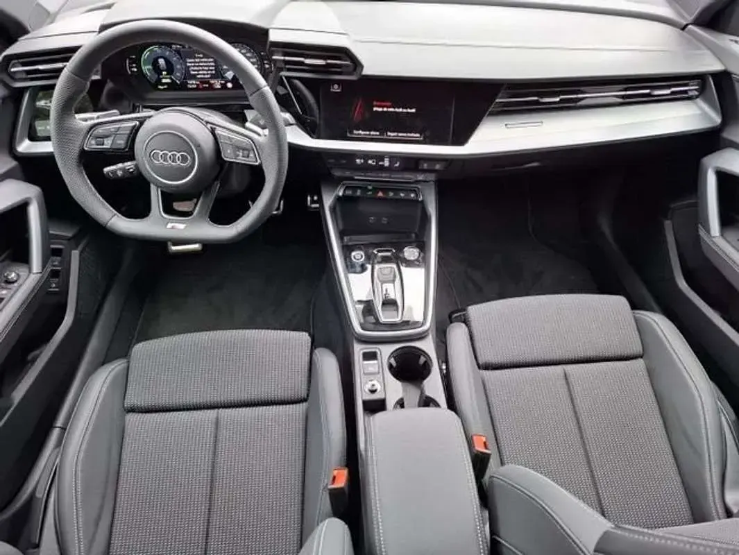 Usado Audi A3 Ambiente 204 CV (150 kW) 2025 Rojo Berlina