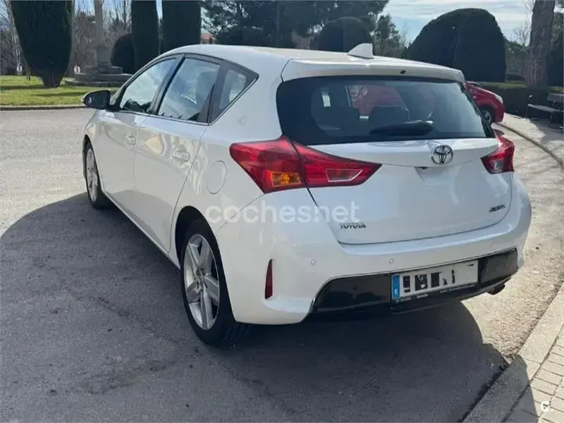 Usado Toyota Auris 124 CV (91 kW) 2014 Blanco Familiar