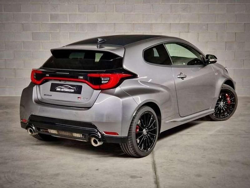 Usado Toyota Yaris 299 CV (219 kW) 2024 Gris Utilitario