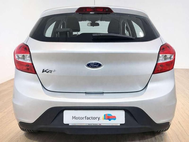 Usado Ford Ka Plus 70 CV (51 kW) 2016 Plateado Utilitario