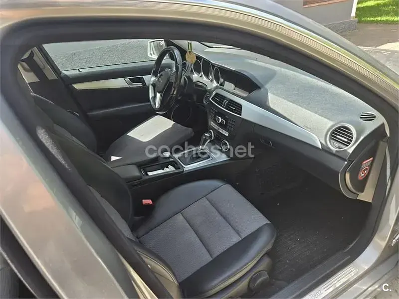 Usado Mercedes C220 Avantgarde 170 CV (125 kW) 2013 Gris / plata Berlina