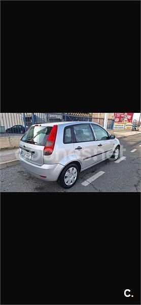 Usado Ford Fiesta 80 CV (58 kW) 2004 Gris / plata Utilitario