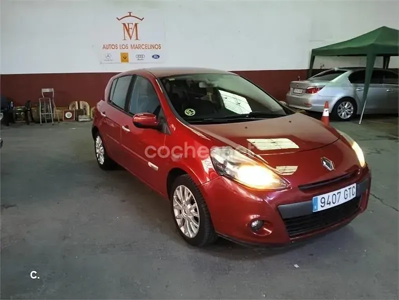 Begagnad Renault Clio II Authentique 86 HK (63 kW) 2009 Röd Sedan