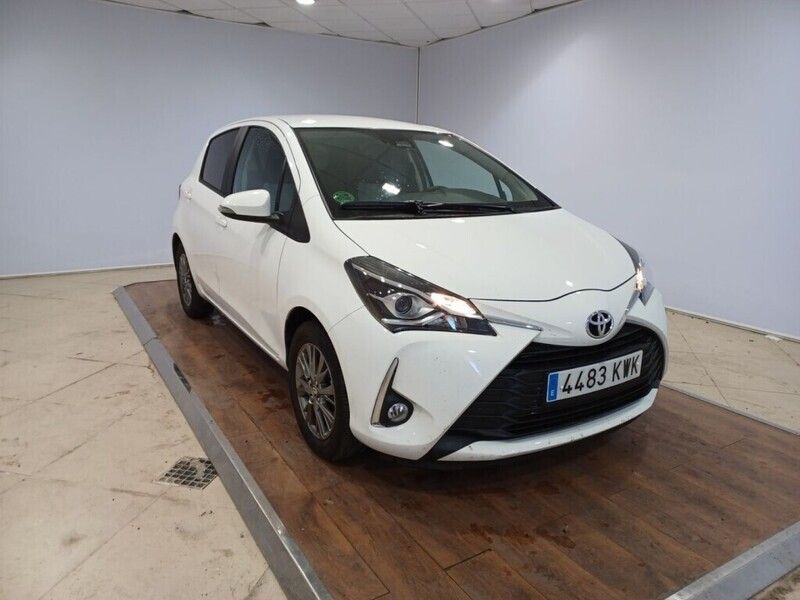 Usado Toyota Yaris Active 111 CV (81 kW) 2019 Blanco Berlina