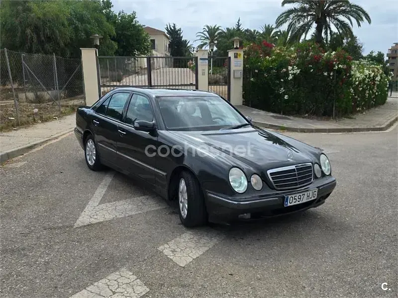Usado Mercedes E270 Elegance 170 CV (125 kW) 2000 Gris / plata Berlina