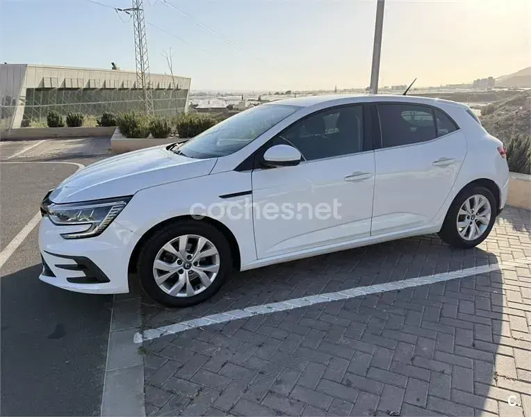 Usado Renault Mégane II Intens 115 CV (84 kW) 2021 Blanco Berlina