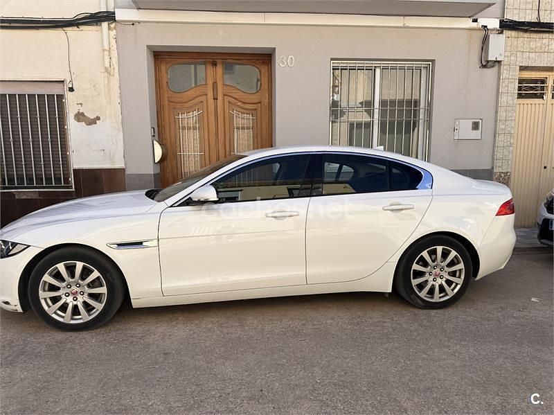 Usado Jaguar XE Prestige 180 CV (132 kW) 2015 Blanco Berlina
