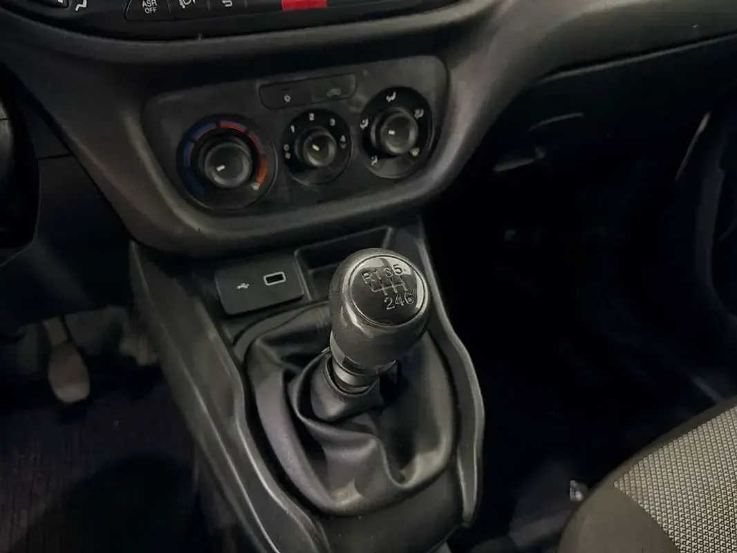 Usado Fiat Doblò 106 CV (77 kW) 2019 Blanco Monovolumen