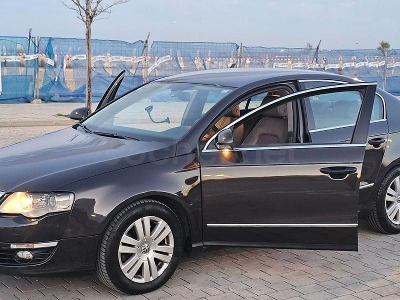 Usado VW Passat Highline 140 CV (102 kW) 2006 Beige Berlina