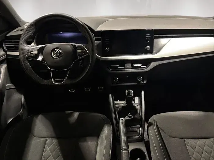 Usado Skoda Kamiq Sport 110 CV (80 kW) 2023 Gris plata SUV