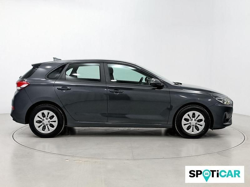 Usado Hyundai i30 110 CV (80 kW) 2022 Negro Utilitario
