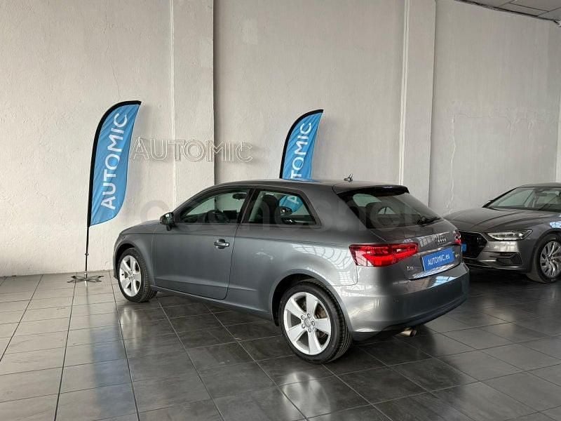 Usado Audi A3 Attraction 105 HP (77 kW) 2013 Cinzento Sedan