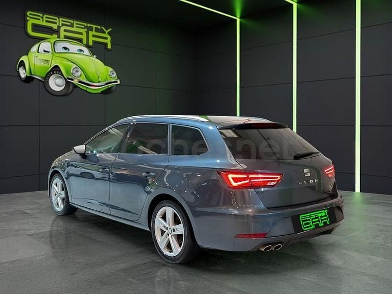 Usado Seat Leon FR 150 CV (110 kW) 2019 Gris / plata Berlina
