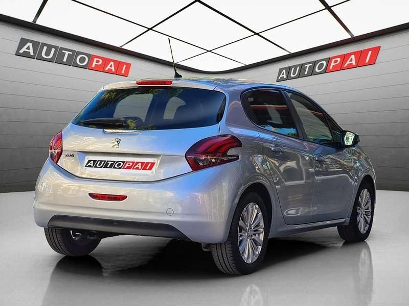 Usado Peugeot 208 Style 82 CV (60 kW) 2018 Plateado Utilitario