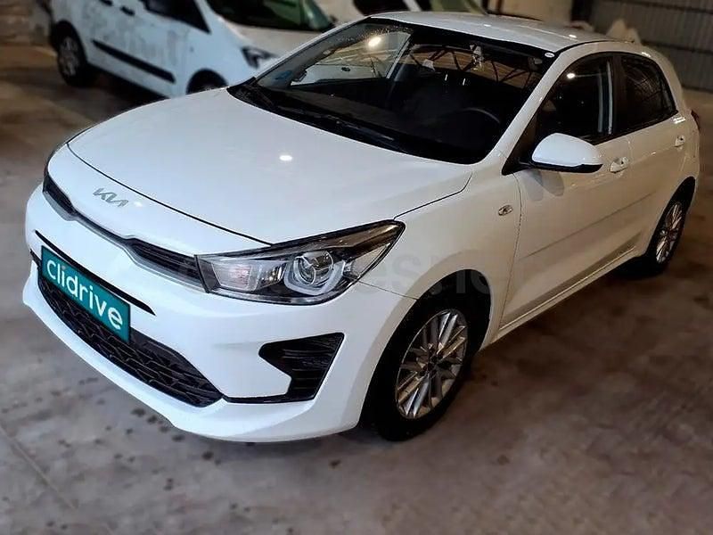 Usado Kia Rio 100 CV (73 kW) 2022 Blanco Berlina