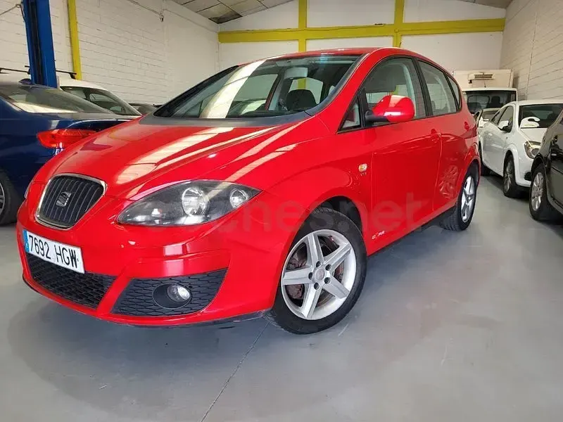 Usado Seat Altea Style 105 CV (77 kW) 2012 Rojo Monovolumen