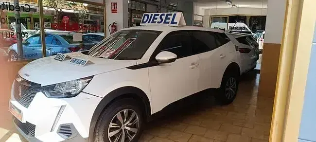 Usado Peugeot 2008 Active 110 CV (80 kW) 2021 Blanco SUV