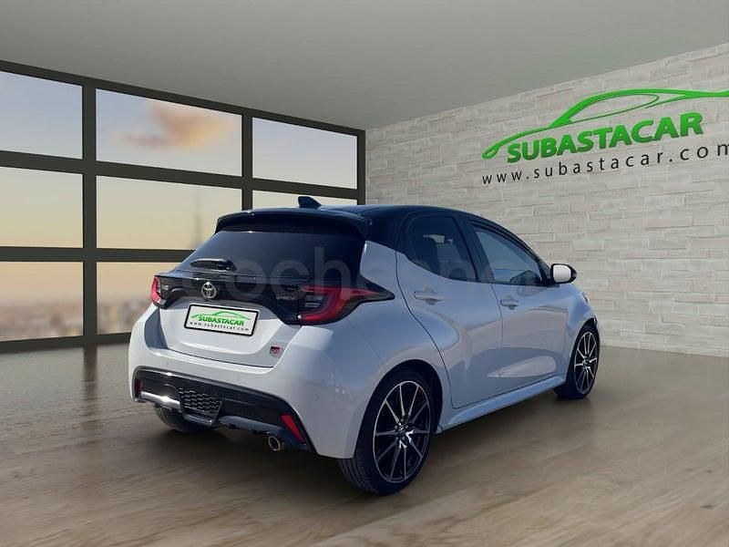 Usado Toyota Yaris Hybrid Plus 130 CV (95 kW) 2024 Gris / plata Berlina
