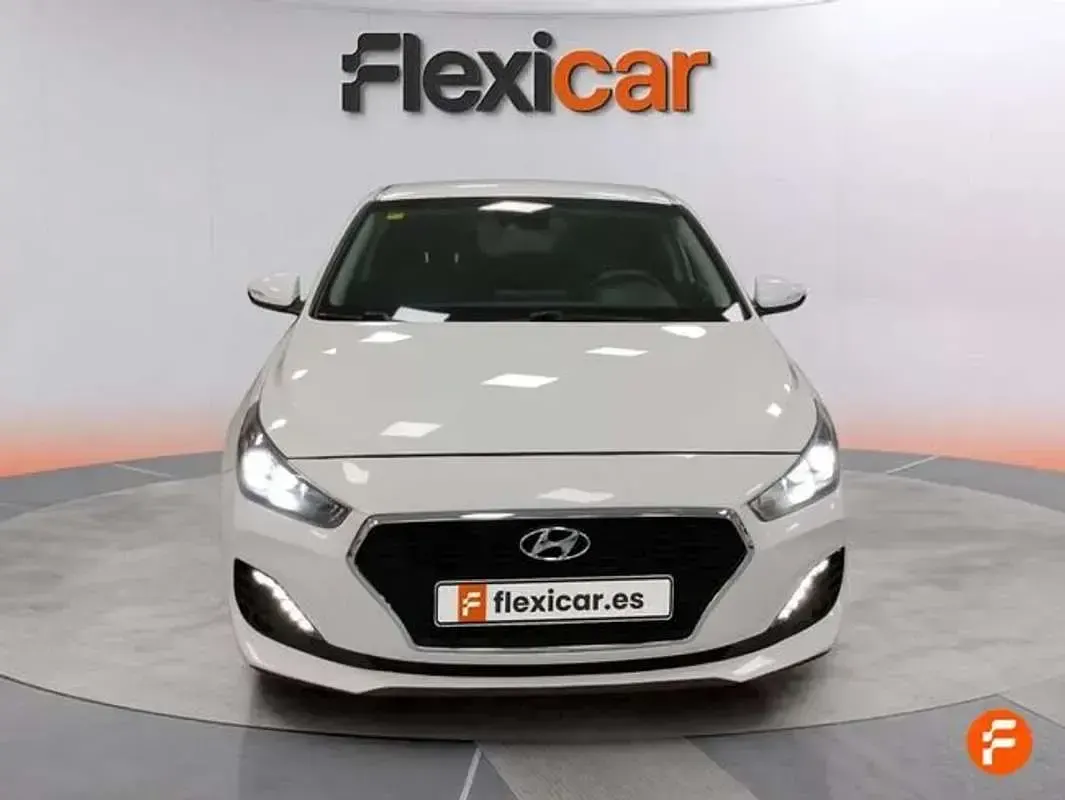 Usado Hyundai i30 120 CV (88 kW) 2018 Blanco Berlina