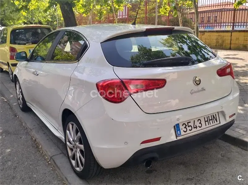 Usado Alfa Romeo Giulietta 170 CV (125 kW) 2011 Blanco Utilitario