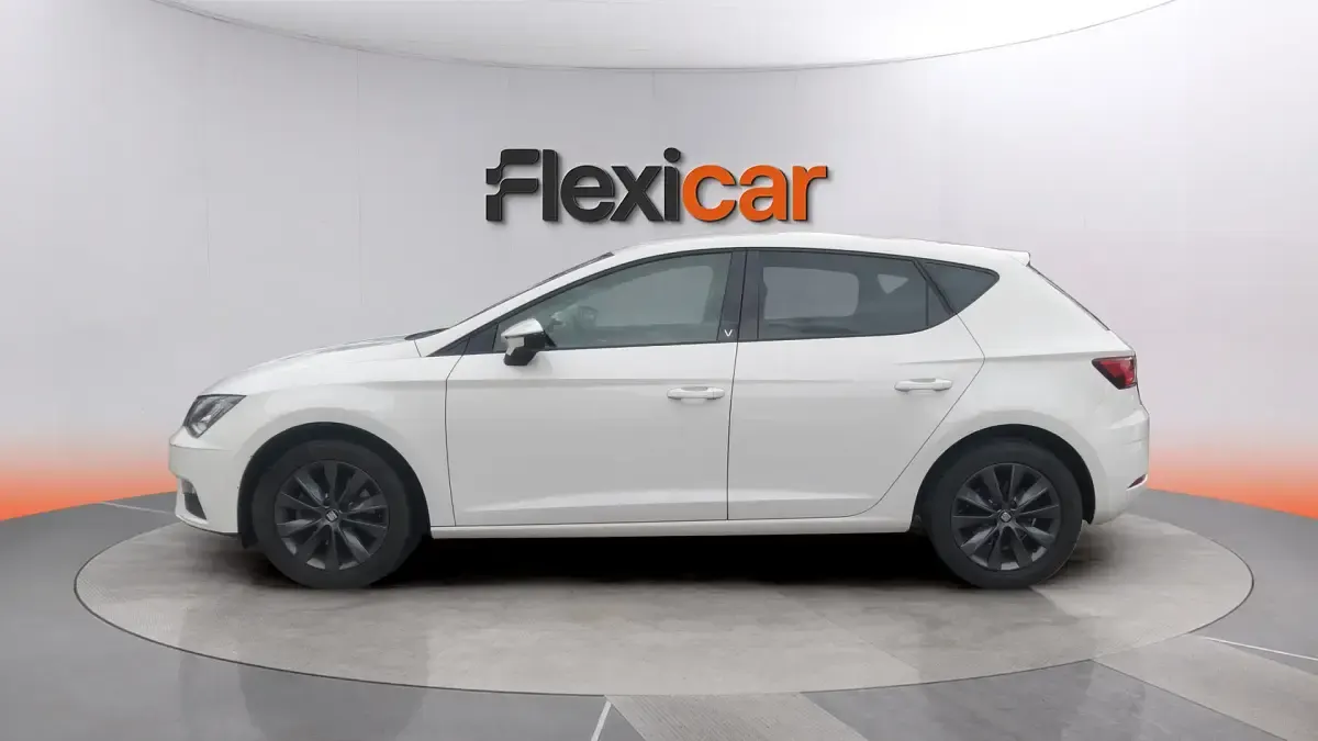 Usado Seat Leon Style 130 CV (95 kW) 2019 Blanco Berlina