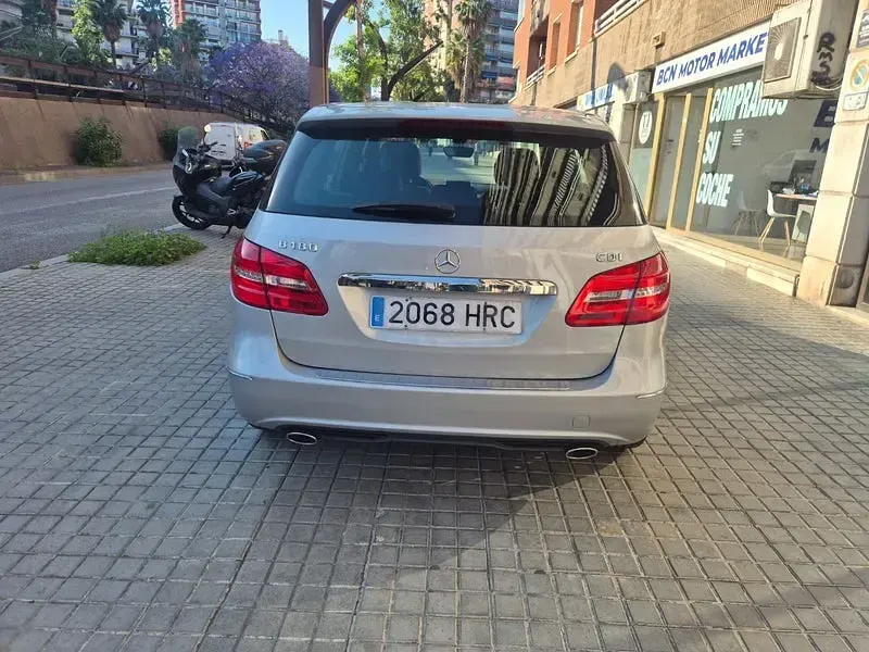 Usado Mercedes B180 109 CV (80 kW) 2013 Gris / plata Utilitario
