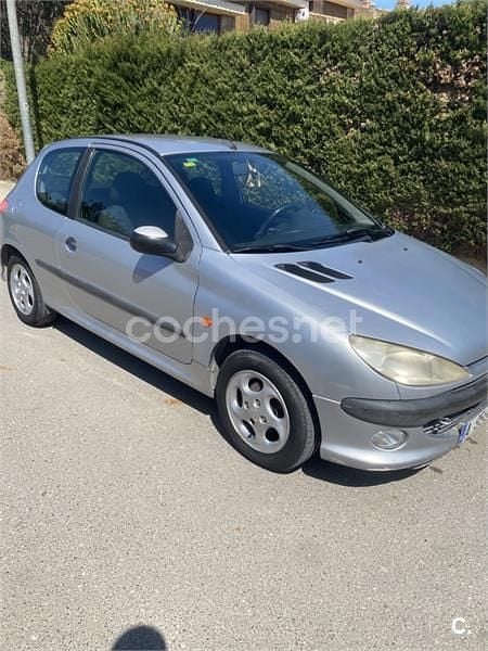 Usado Peugeot 206 75 CV (55 kW) 2000 Gris / plata Berlina