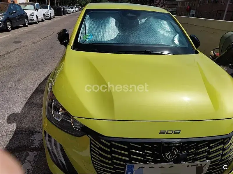 Usado Peugeot 208 Allure 145 CV (106 kW) 2025 Amarillo Utilitario