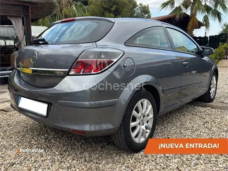Usado Opel Astra GTC Enjoy 105 CV (77 kW) 2006 Gris / plata Berlina